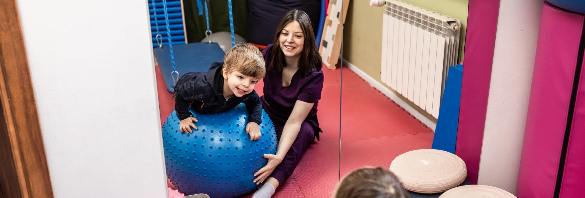 chłopiec na piłce i kobieta